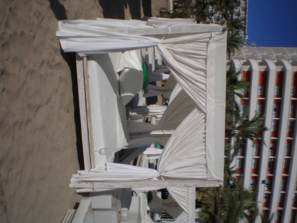 Eine Liege am Strand Ushuaia Ibiza Beach Hotel - The Tower / The Club - Adults only