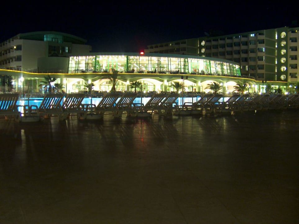 Blick auf Pool und Hotelbar VONRESORT Golden Coast