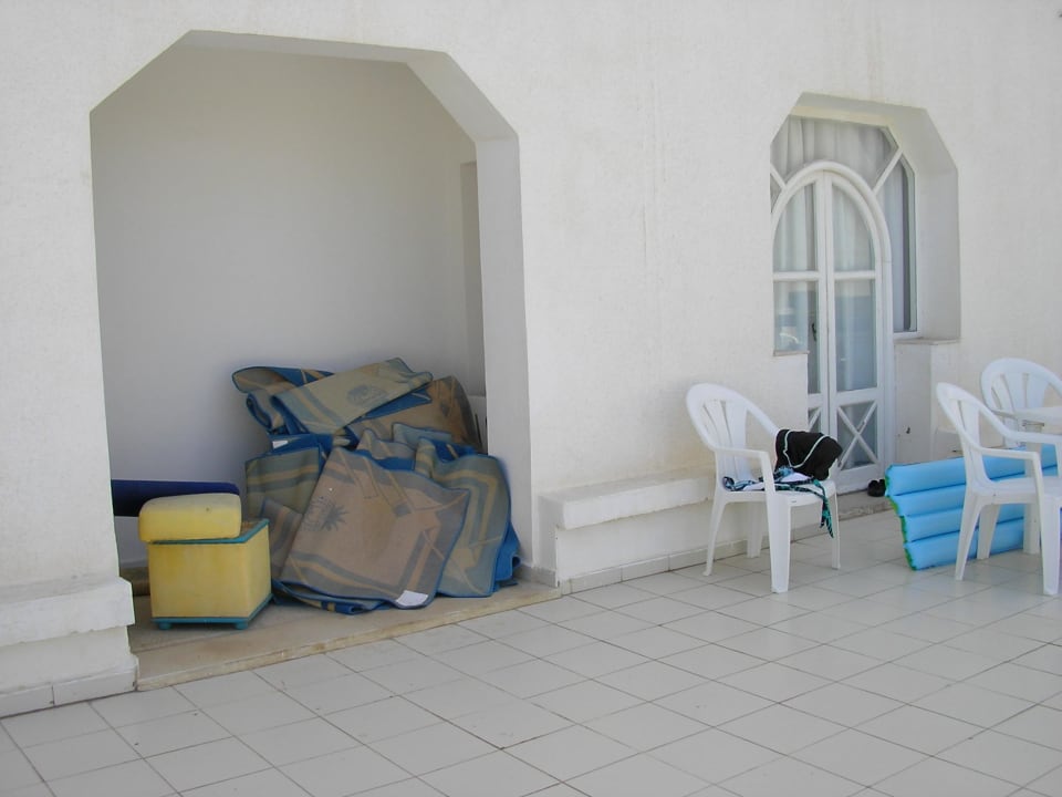 Unsere Terrasse vom Zimmer, Lagerplatz für Teppich Novostar Royal Beach