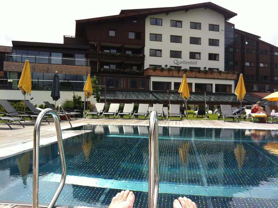 Aussenpool mit Hotelansicht hinten Hotel Quellenhof Leutasch, Tirol