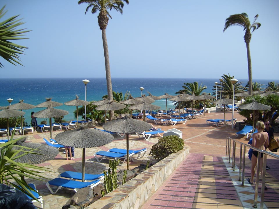 Weg durch Poolanlage zum Strand SBH Club Paraiso Playa