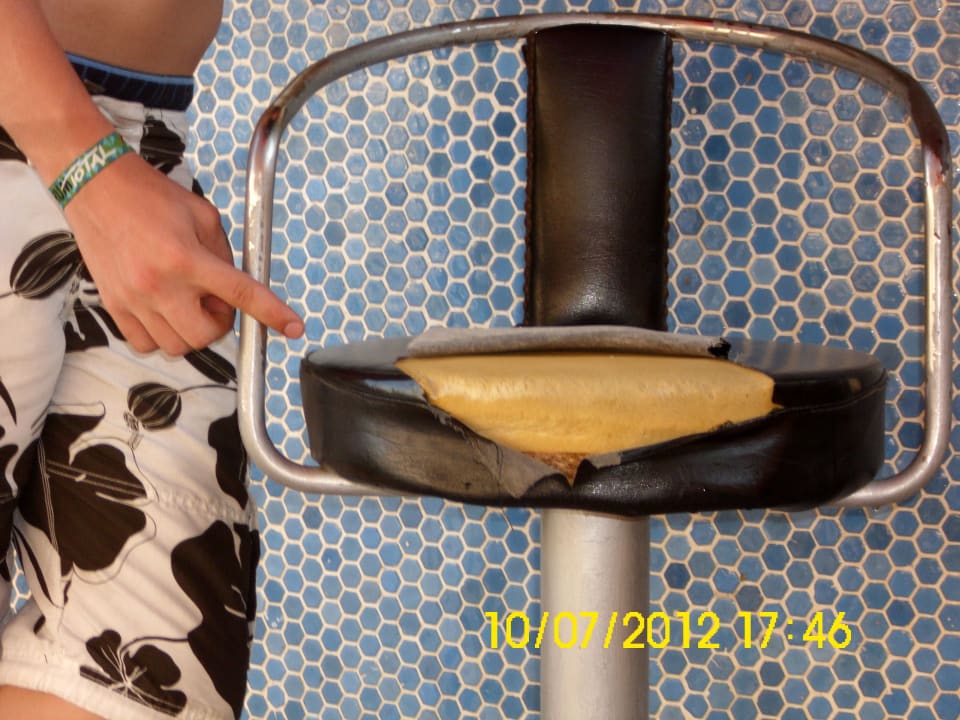 Hocker an der Poolbar Semt Luna Beach Hotel