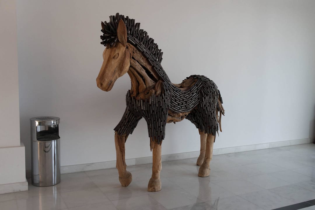 Holzpferd am Eingang Anemos Luxury Grand Resort