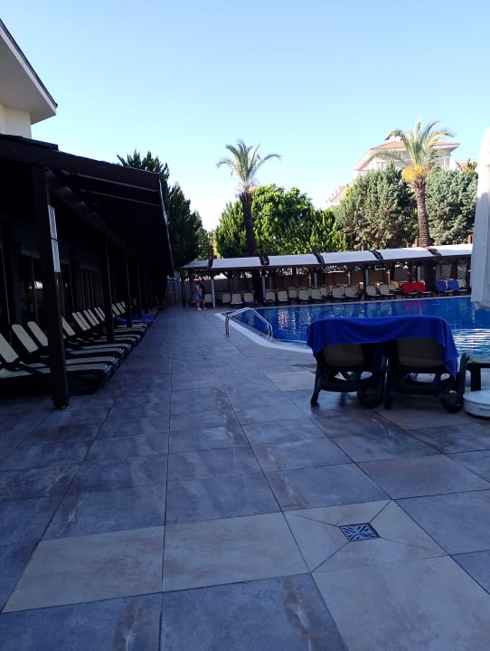 Pool Side Breeze Hotel