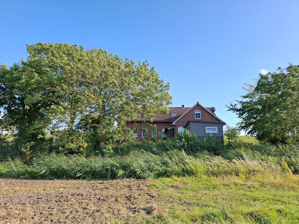 Außenansicht Ferienhaus Hemenswarft direkt an der Nordsee mit Meerblick