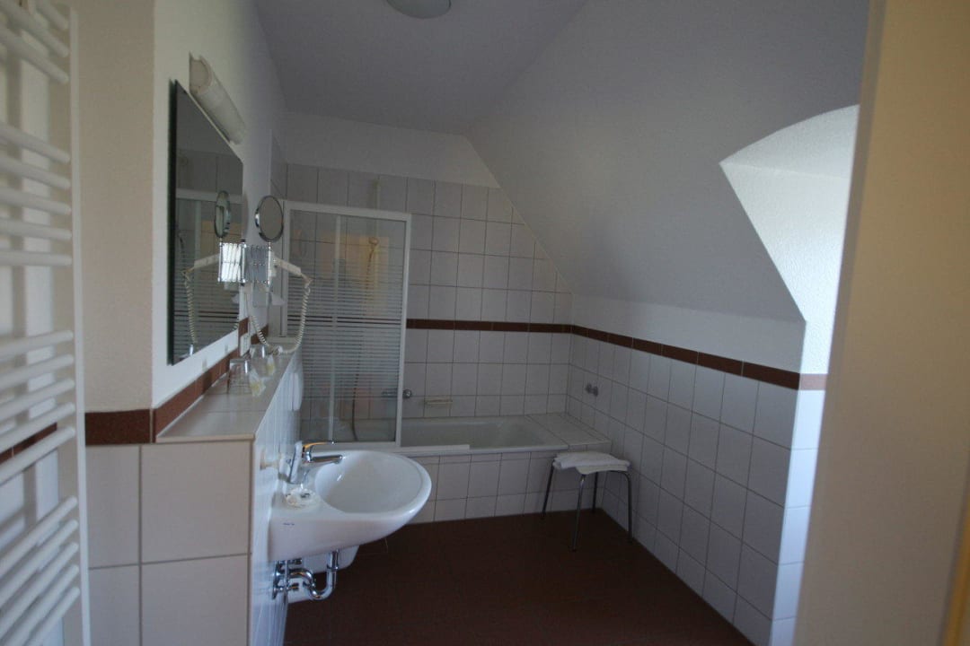 Bad Zimmer 16 Hotel Alte Fischereischule