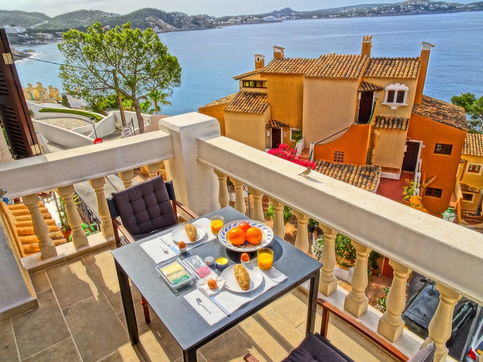 Frühstück auf der Terrasse Hotel Aldea Cala Fornells 2