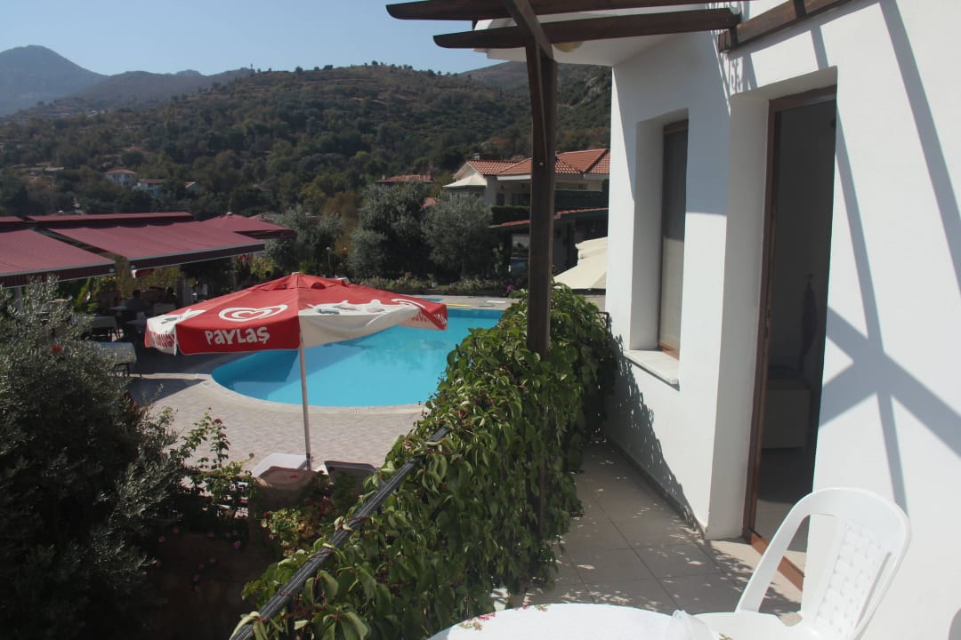 Blick vom Balkon zum Pool Saadet Apart Hotel