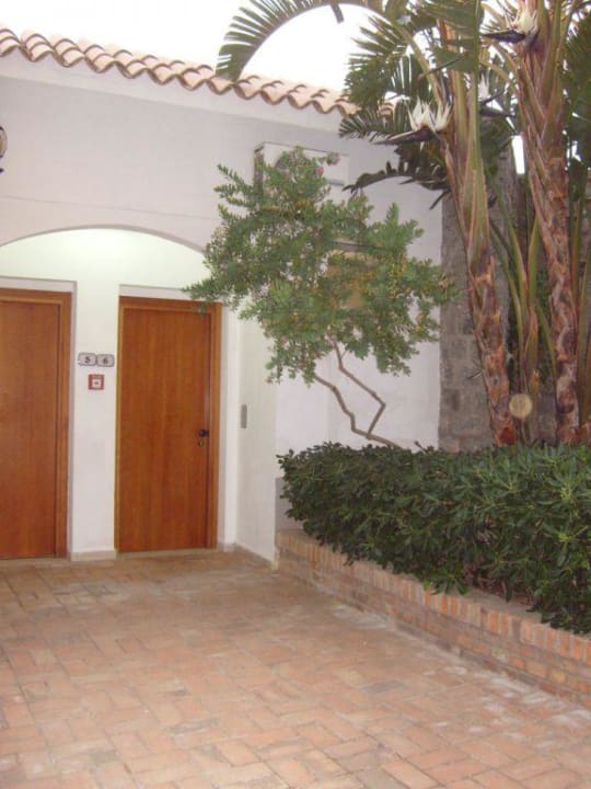 Eingang von unserem Zimmer Aldiana Club Rocca Nettuno Calabria