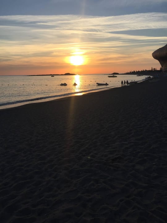 Sonnenuntergang am Strand Saphir Resort & Spa