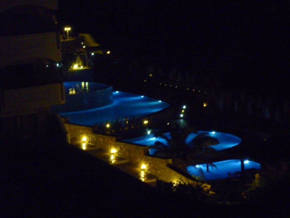 Horizon Pool bei Nacht Hotel Kalithea Horizon Royal