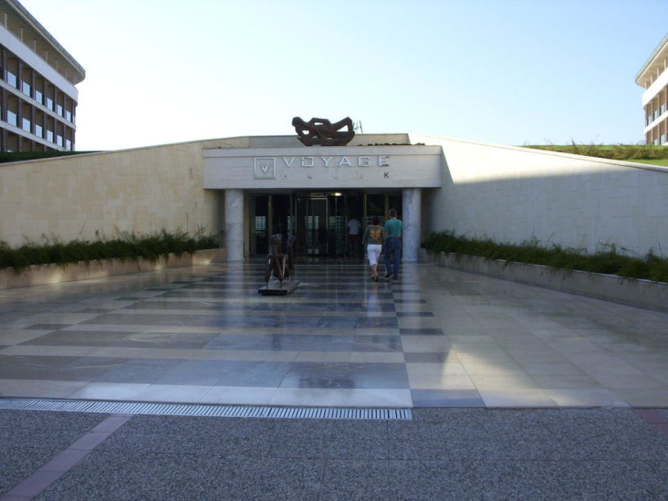 Eingang in der Anlage zur Lobby Voyage Belek Golf & Spa
