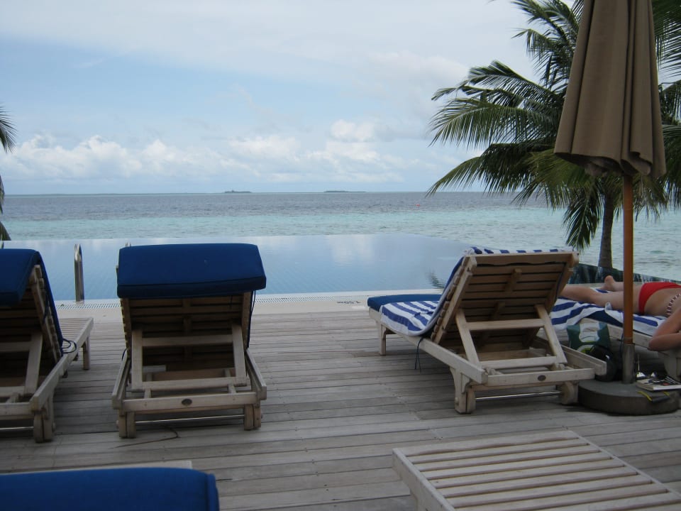 Liegen am Pool Vilamendhoo Island Resort & Spa