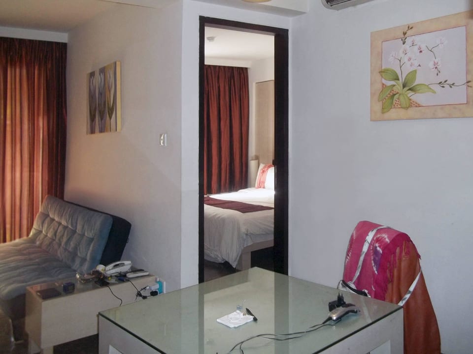 Blick von der Küchenzeile in Schlaf- und Wohnaum Bali Kuta Resort