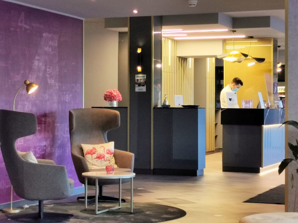 Lobby Premier Inn Saarbrücken City Centre