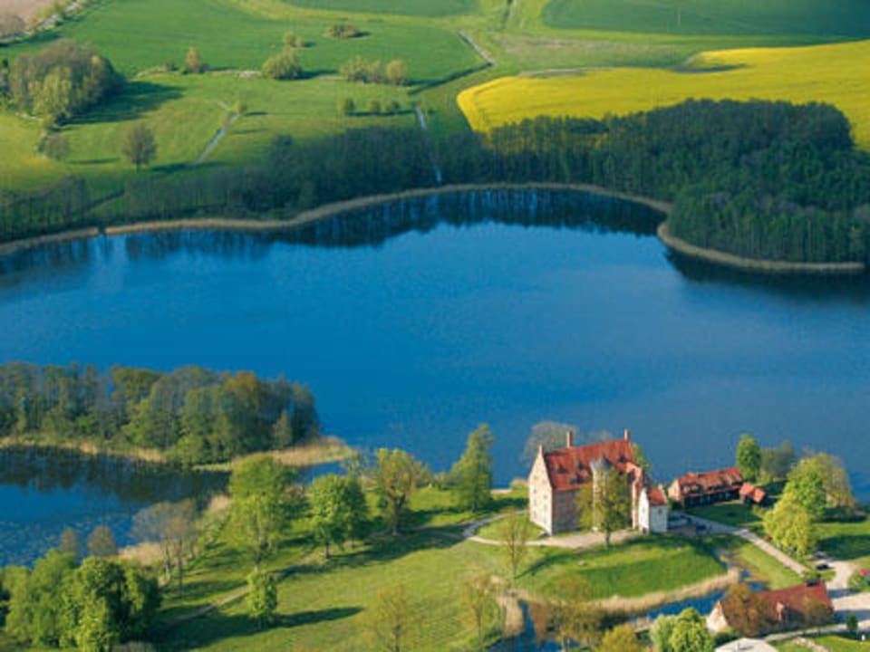 Luftaufnahme des Hotels Schloss Ulrichshusen Schloss & Gut Ulrichshusen