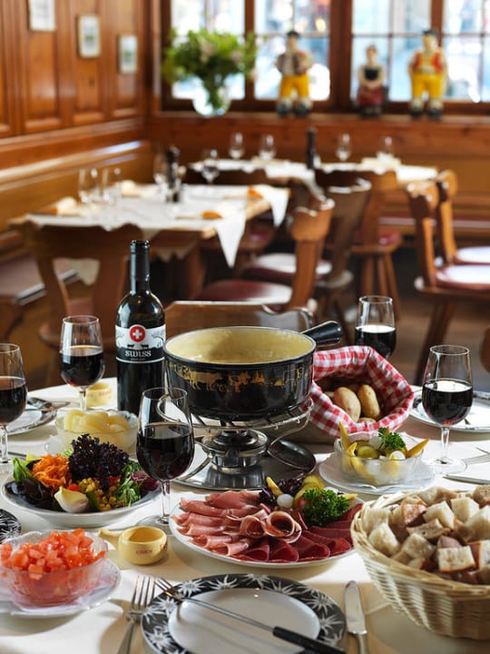 Fondue Spezialität in der Swiss Chuchi Hotel Adler