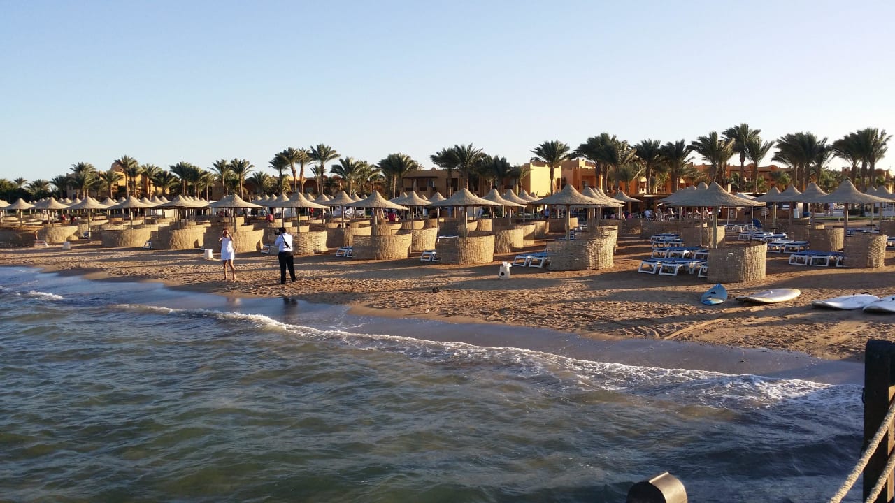 Strand mit Schirmen und Liegen Stella Beach Resort & Spa Makadi Bay