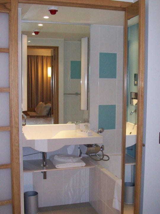 Blick ins Bad Hotel Novotel London Paddington