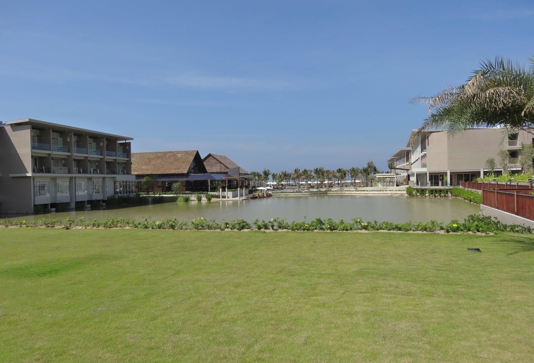 Blick von der Reception Richtung Meer The Sands Khao Lak by Katathani