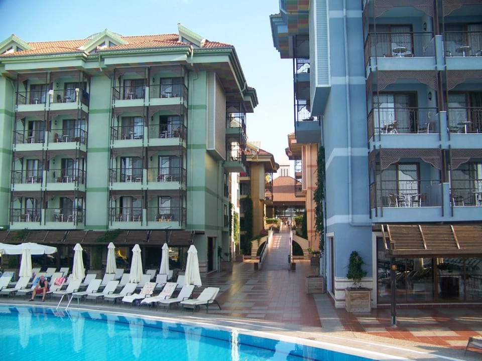 Die Haupthäuser, vom Pool gesehen Hotel Turan Prince