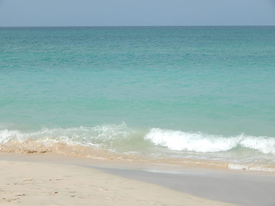 Wellengang bei gelber Flagge Hotel Riu Karamboa