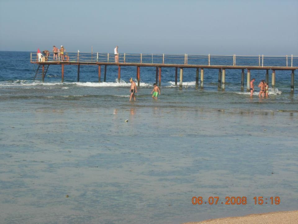 Wo ist Badestrand? noch immer rote Flagge! Three Corners Sea Beach Resort