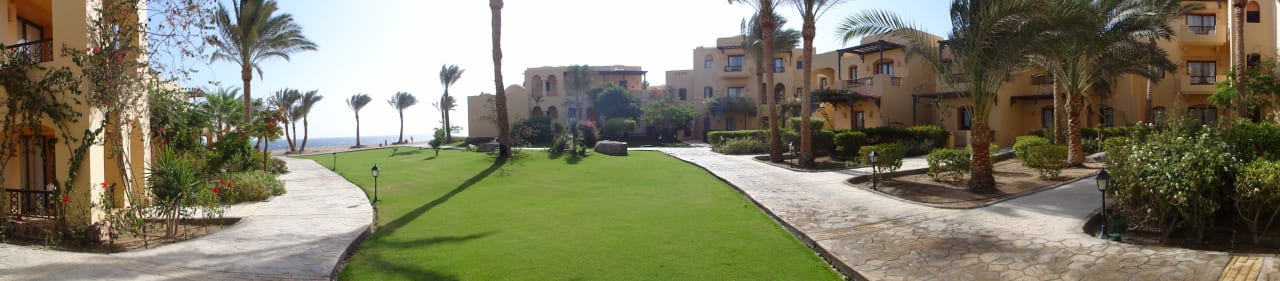 Panortamablick auf die Gartenanlage Steigenberger Coraya Beach - Adults only