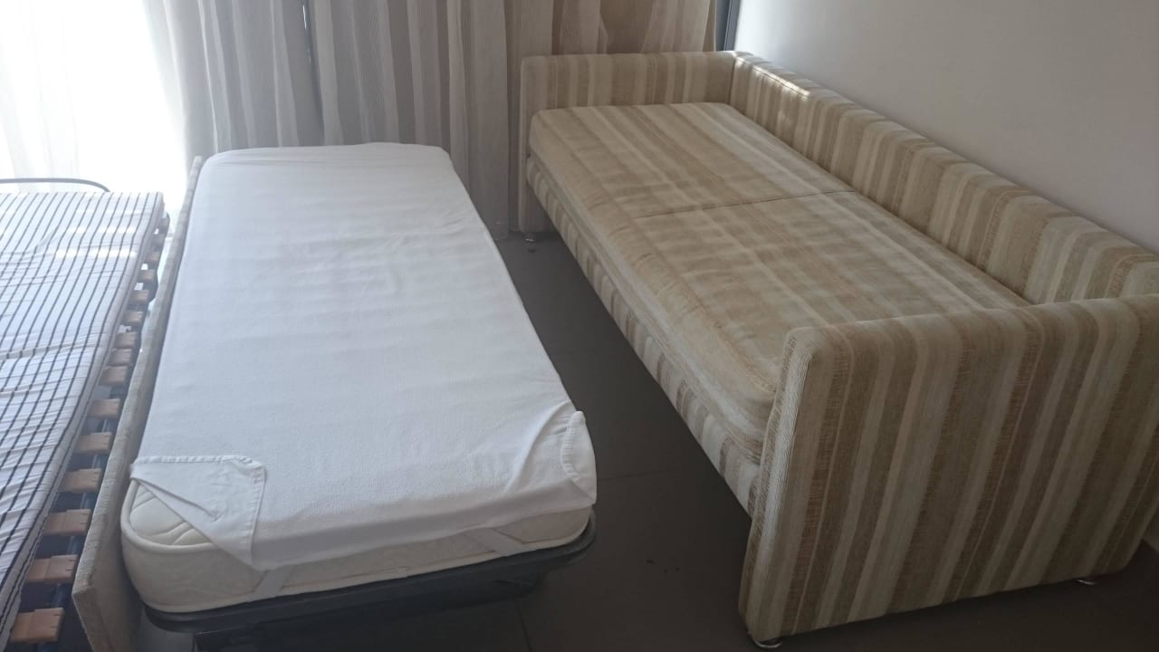 Rozwalona sofa podobno dla dwóch osób Atlantica Mikri Poli Crete