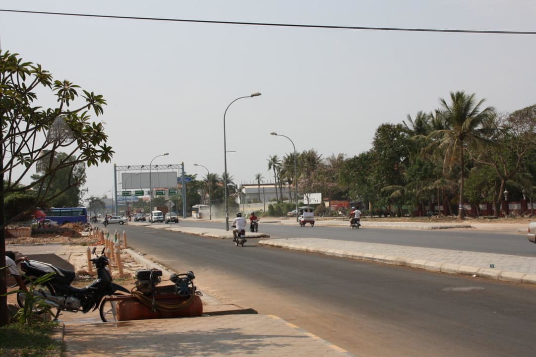 Strasse vor dem Hotel Khemara Angkor Hotel & Spa