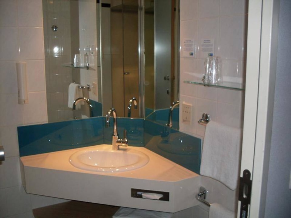 Waschbecken mit neuer Armatur Holiday Inn Express Frankfurt - Airport