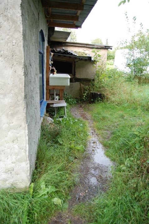 Weg zum Waschhaus und Außenwaschbecken Bauwagen Apfel