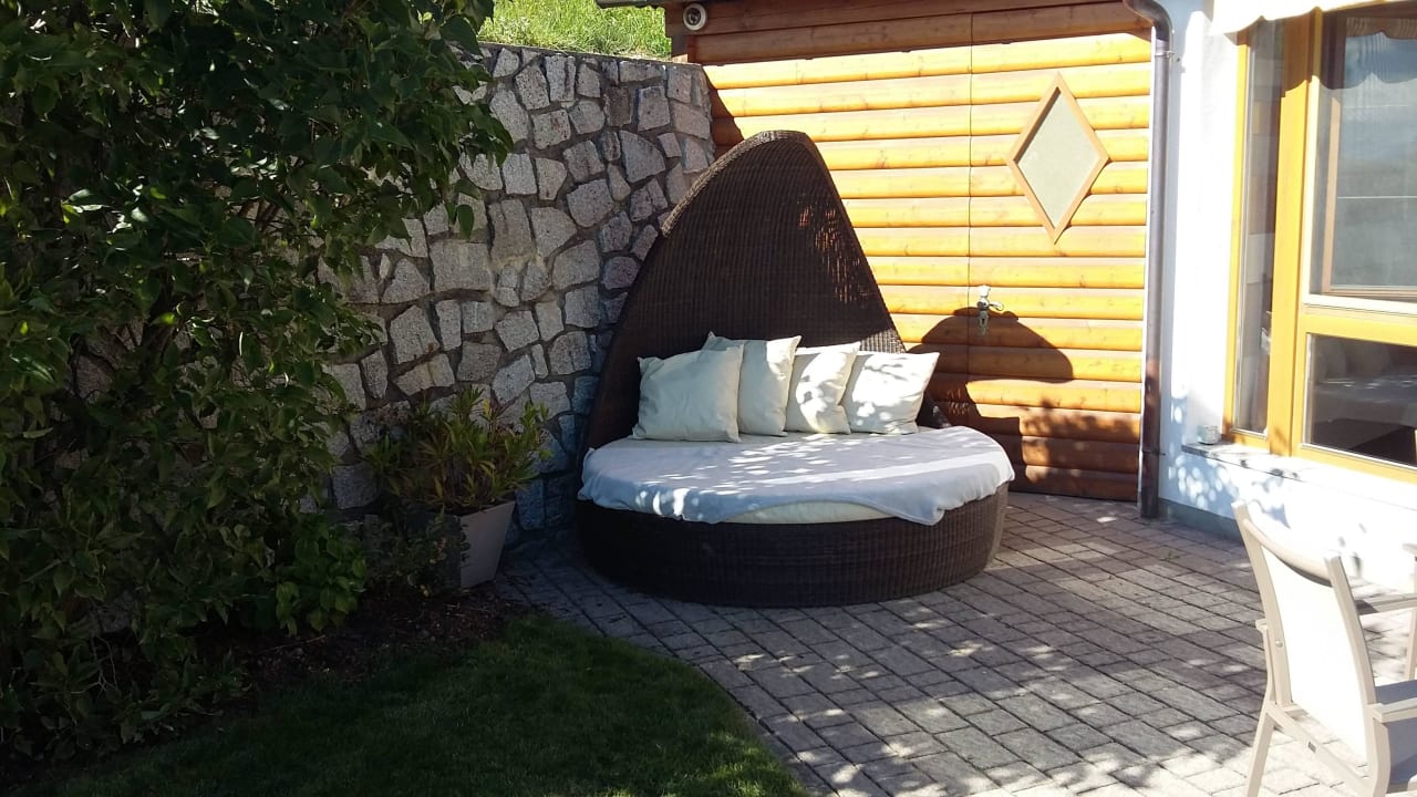 Ruhige Ecke im Garten Hotel Edelweiss