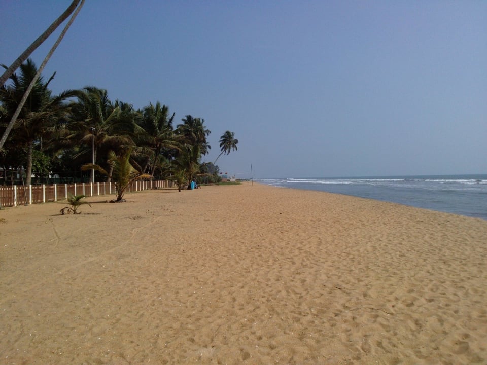 Menschenleerer Strand Turyaa Kalutara