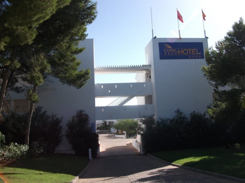 Einfahrt in den Hof FERGUS Conil Park