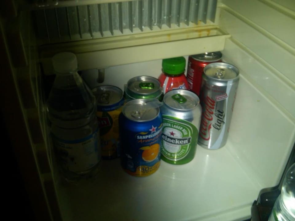 Die Minibar - nicht mal Gläser gibt es Grand Hotel Bristol