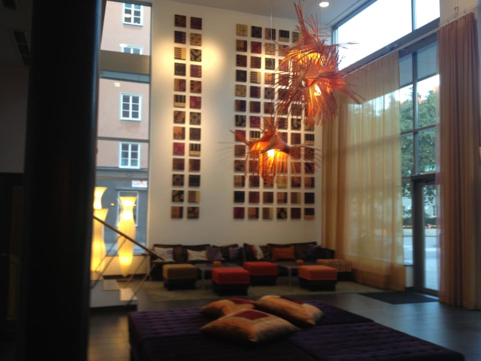 Hell und warme Farben, der Eingangsbereich Best Western Plus Time Hotel