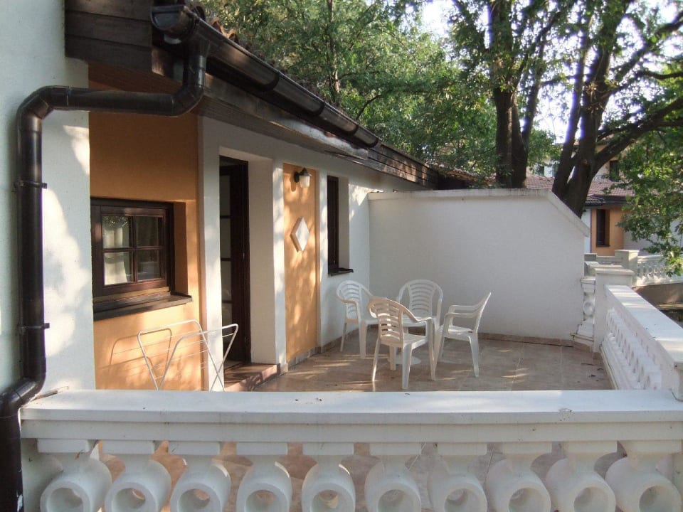 Große Terrasse, angenehm im Schatten Duni Royal Holiday Village