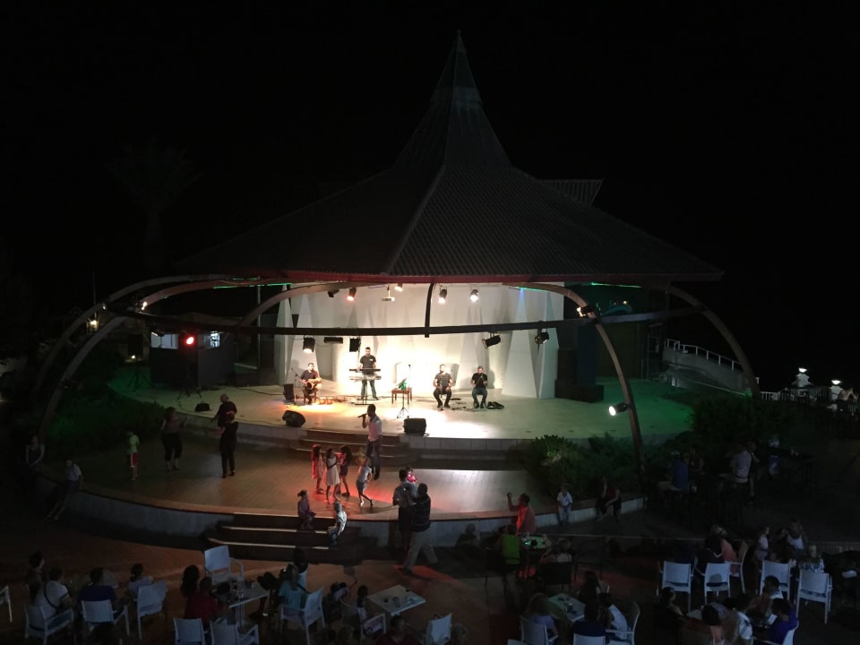 Bühne am Pool Salamis Bay Conti Resort Hotel & Casino