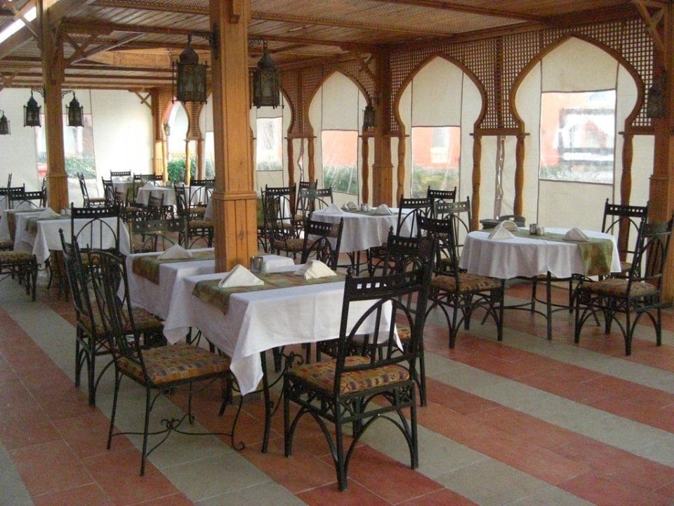 Sitzplätze vor dem Hauptrestaurant Pickalbatros Alf Leila Wa Leila Resort - Neverland Hurghada