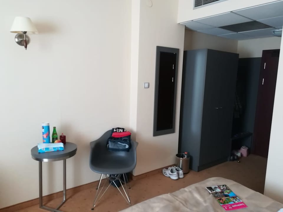 Stolik, fotel oraz przedpokój w tle Hotel Europa Business & SPA Starachowice