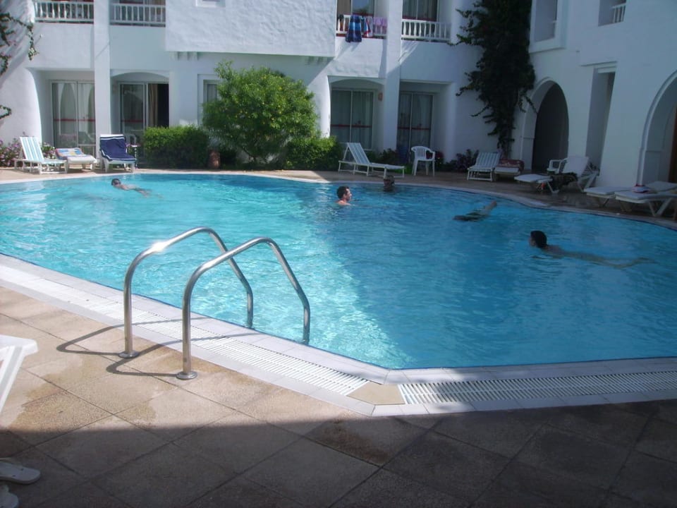 Pool im Innenhof von Jasmina Playa. Hotel Jasmina Playa