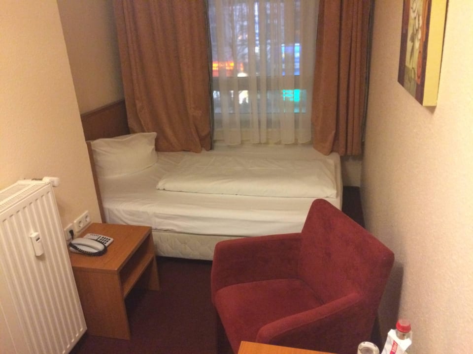 Zimmer, Blick Richtung Fenster Hotel Residence am Hauptbahnhof