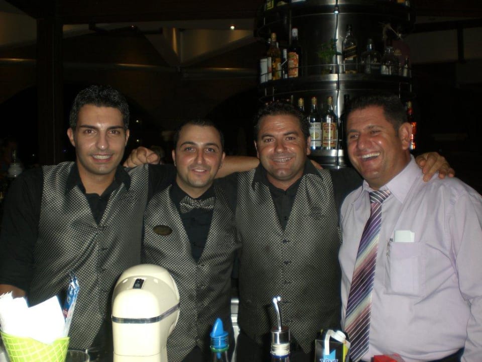 Das nette und lustige Barteam mit Jannis Hotel Kalithea Horizon Royal