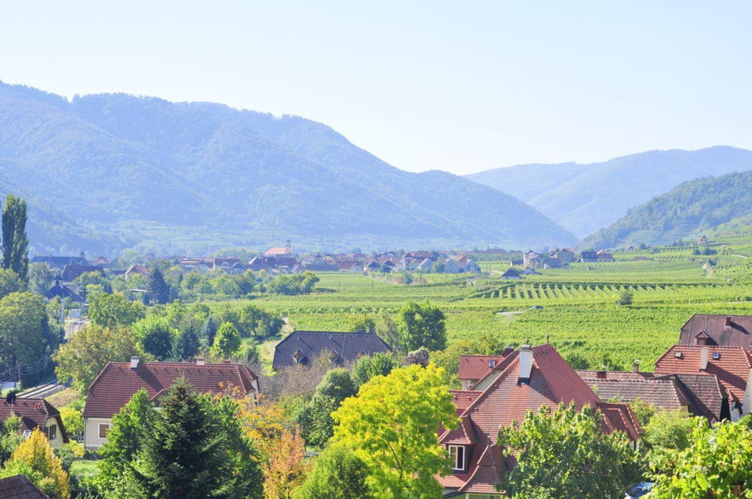 Blick von der Terrasse Richtung Spitz Gästehaus Turm Wachau