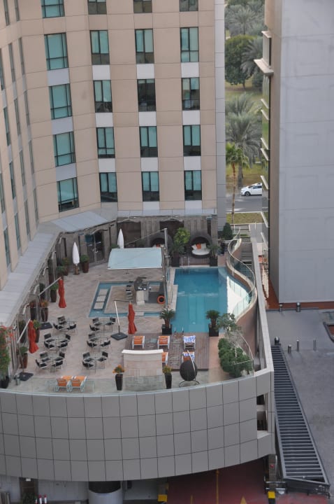 Pool vom 2 Stock  Hotel Radisson Blu Dubai Media City