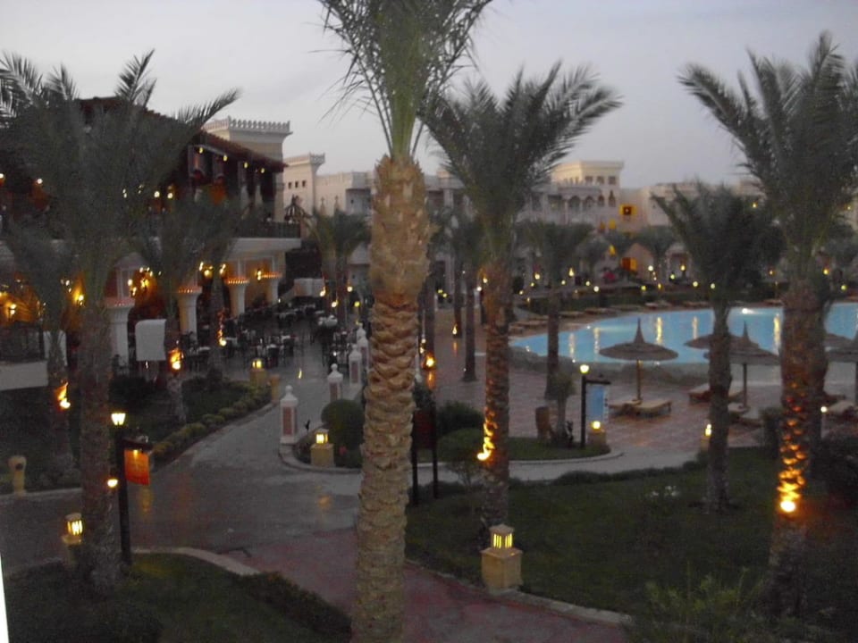 Außenanlage bei Dämmerung Pickalbatros Palace Resort