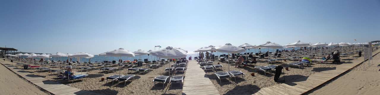 Strand mit Liegen HVD Clubhotel Miramar