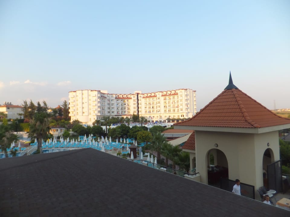 Blick auf das Nachbarhotel Side Mare Resort & Spa