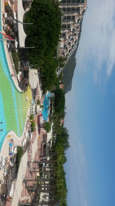 Poolanlage mit Sich auf den Hauptgebäudekomplex Limak Limra Hotel & Resort